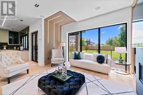 282 Maurice Drive, Oakville, ON - Indoor Photo Showing Living Room