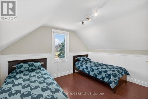 1724 Snake Road, Burlington, ON - Indoor Photo Showing Bedroom