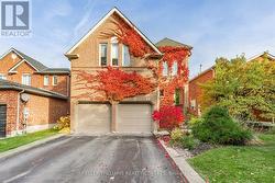 84 LORAVIEW LANE  Aurora, ON L4G 6N5