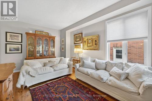 84 Loraview Lane, Aurora, ON - Indoor Photo Showing Living Room