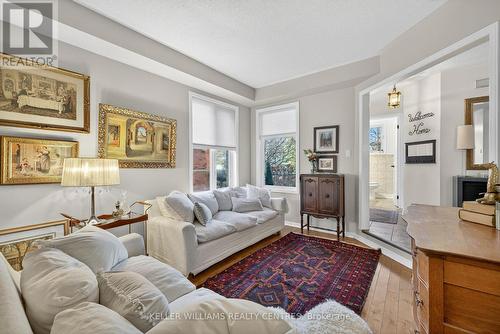 84 Loraview Lane, Aurora, ON - Indoor Photo Showing Living Room