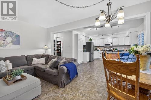 84 Loraview Lane, Aurora, ON - Indoor Photo Showing Living Room