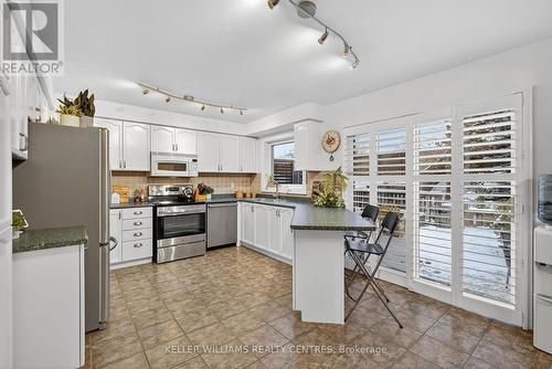 84 Loraview Lane, Aurora, ON - Indoor Photo Showing Kitchen With Upgraded Kitchen