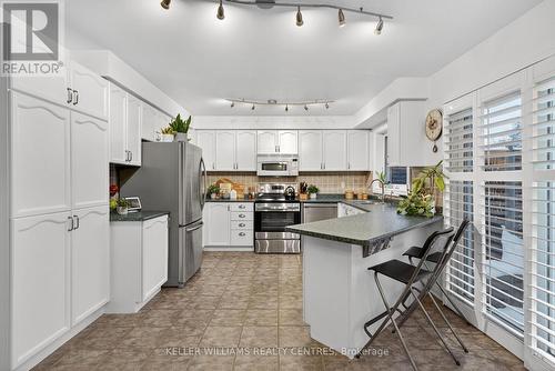84 Loraview Lane, Aurora, ON - Indoor Photo Showing Kitchen