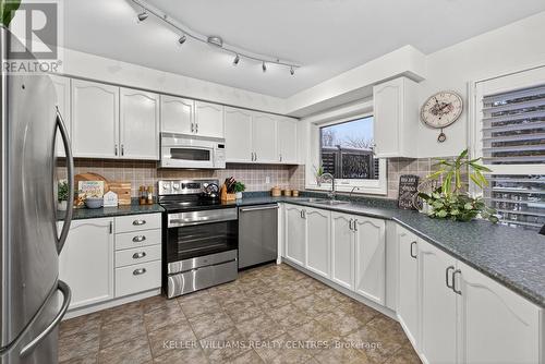 84 Loraview Lane, Aurora, ON - Indoor Photo Showing Kitchen