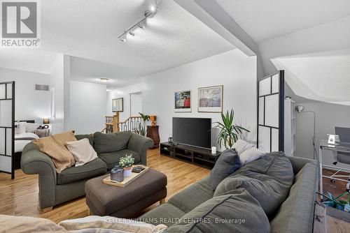 84 Loraview Lane, Aurora, ON - Indoor Photo Showing Living Room