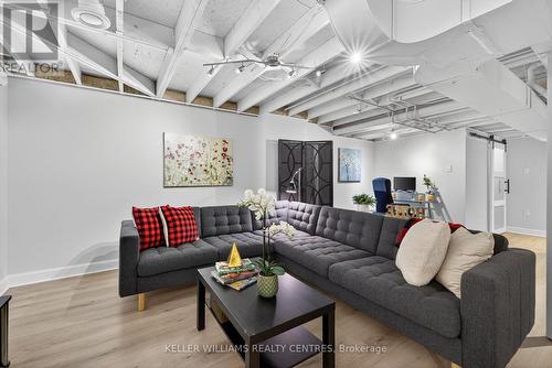 84 Loraview Lane, Aurora, ON - Indoor Photo Showing Living Room