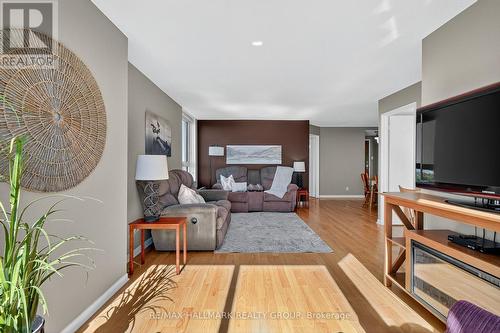 1207 - 80 Sandcastle Drive, Ottawa, ON - Indoor Photo Showing Living Room