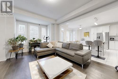 50 Ben Sinclair Avenue, East Gwillimbury, ON - Indoor Photo Showing Living Room