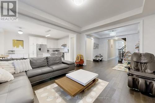 50 Ben Sinclair Avenue, East Gwillimbury, ON - Indoor Photo Showing Living Room