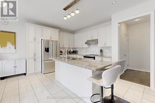 50 Ben Sinclair Avenue, East Gwillimbury, ON - Indoor Photo Showing Kitchen With Upgraded Kitchen