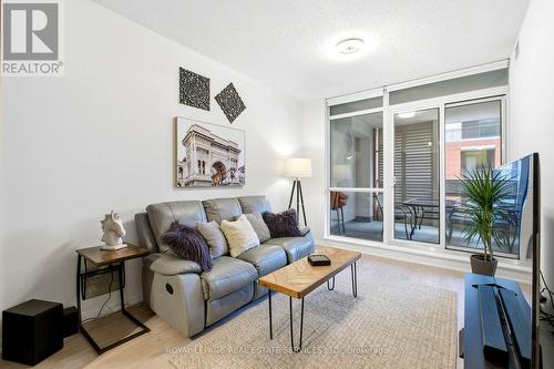 619 - 800 Lawrence Avenue W, Toronto, ON - Indoor Photo Showing Living Room