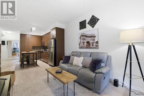 619 - 800 Lawrence Avenue W, Toronto, ON - Indoor Photo Showing Living Room
