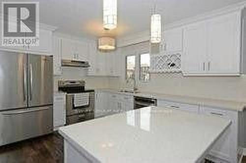 1492 Fieldlight Boulevard, Pickering, ON - Indoor Photo Showing Kitchen With Upgraded Kitchen