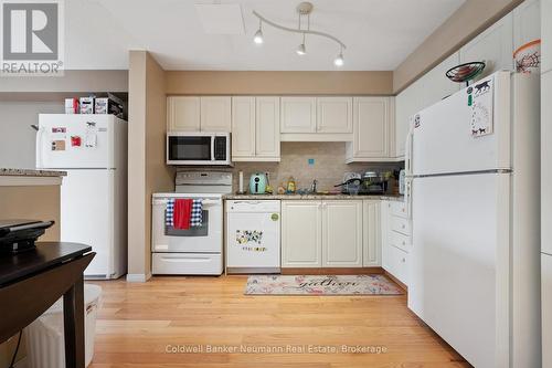 33 - 124 Gosling Gardens, Guelph (Clairfields/Hanlon Business Park), ON - Indoor Photo Showing Kitchen
