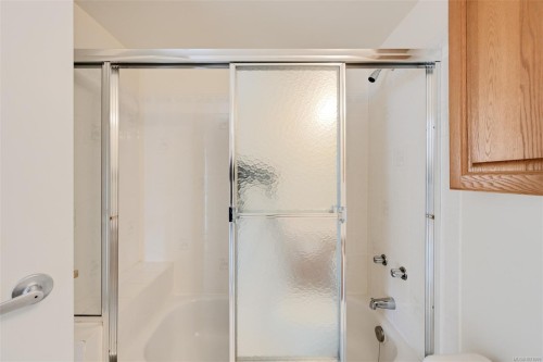 405-1063 Southgate St, Victoria, BC - Indoor Photo Showing Bathroom