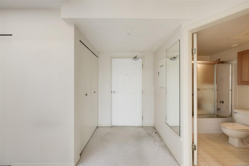 405-1063 Southgate St, Victoria, BC - Indoor Photo Showing Bathroom