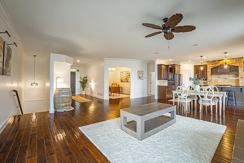 2584 Lucinde Road, West Kelowna, BC - Indoor Photo Showing Living Room
