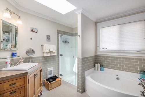 1024 Rutland Road, Kelowna, BC - Indoor Photo Showing Bathroom