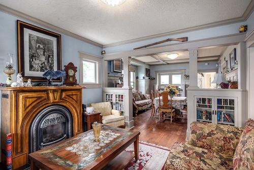 1024 Rutland Road, Kelowna, BC - Indoor Photo Showing Living Room With Fireplace