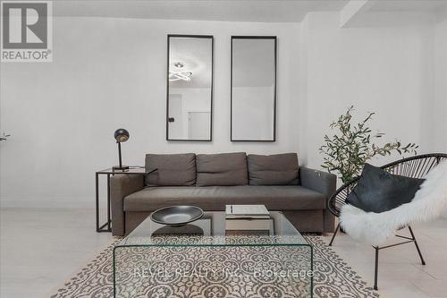 39 Division Street, Hamilton, ON - Indoor Photo Showing Living Room