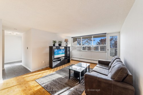 503-212 Kerr Street, Oakville, ON - Indoor Photo Showing Living Room