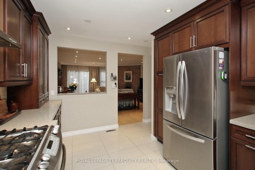 10-20 Cotton Downway N/A, Toronto, ON - Indoor Photo Showing Kitchen