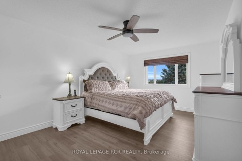 11 Golfview Boulevard, Bradford West Gwillimbury, ON - Indoor Photo Showing Bedroom