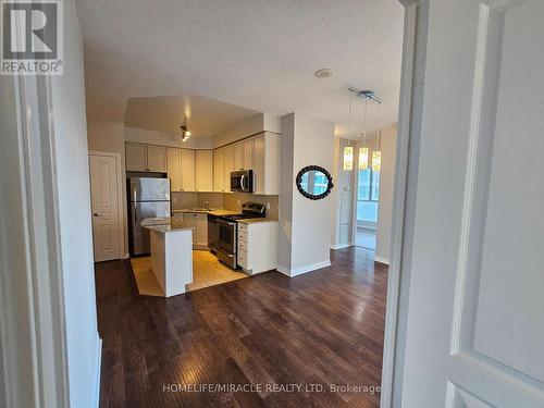 406 - 225 Webb Drive, Mississauga, ON - Indoor Photo Showing Kitchen