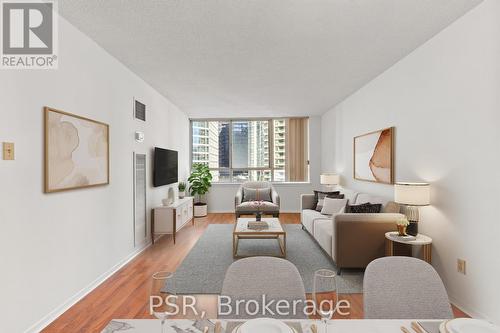 901 - 633 Bay Street, Toronto, ON - Indoor