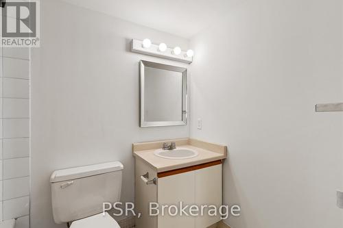 901 - 633 Bay Street, Toronto, ON - Indoor Photo Showing Bathroom