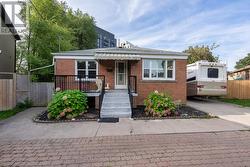 17 WIGAN CRESCENT  Toronto, ON M3H 3A3