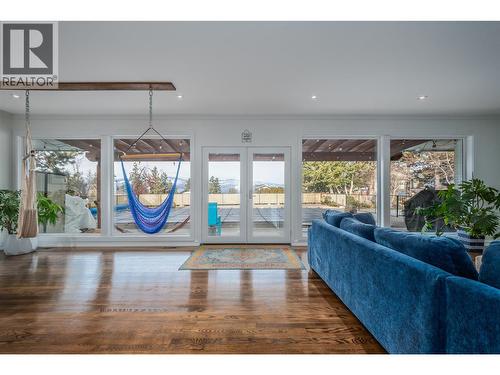 514 Hawes Court, Kelowna, BC - Indoor Photo Showing Living Room