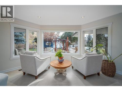 514 Hawes Court, Kelowna, BC - Indoor Photo Showing Living Room