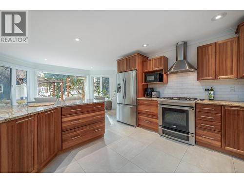 514 Hawes Court, Kelowna, BC - Indoor Photo Showing Kitchen