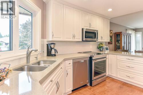 4400 Gallaghers Drive E Unit# 14, Kelowna, BC - Indoor Photo Showing Kitchen With Double Sink