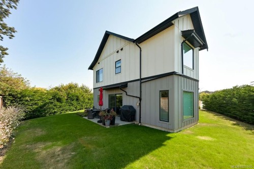 9350 East Saanich Rd, North Saanich, BC 