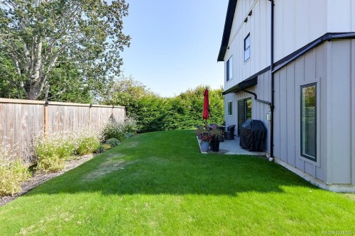 9350 East Saanich Rd, North Saanich, BC 