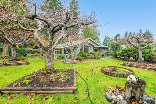 637 Pine St, Qualicum Beach, BC 