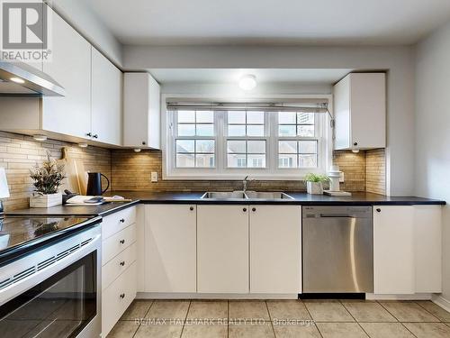 20B - 51 Northern Heights Drive, Richmond Hill, ON - Indoor Photo Showing Kitchen With Double Sink