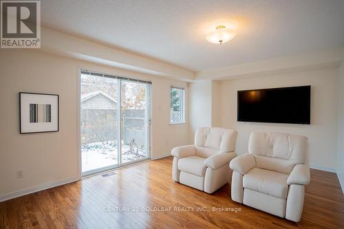 4 Schoolhouse Private, Ottawa, ON - Indoor Photo Showing Living Room