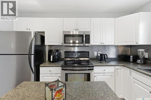 454 Blakeney Crescent, Saskatoon, SK - Indoor Photo Showing Kitchen