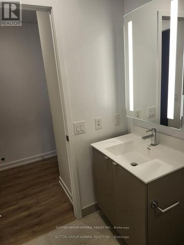 608 - 500 Dupont Street, Toronto, ON - Indoor Photo Showing Bathroom