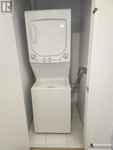 608 - 500 Dupont Street, Toronto, ON - Indoor Photo Showing Laundry Room