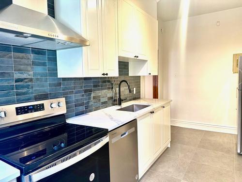 Cuisine - 2-388 Av. Olivier, Westmount, QC - Indoor Photo Showing Kitchen With Upgraded Kitchen