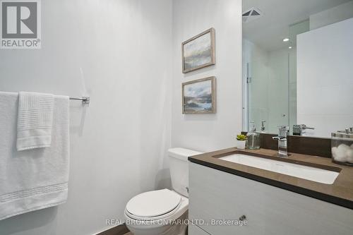 215 - 525 Adelaide Street W, Toronto, ON - Indoor Photo Showing Bathroom