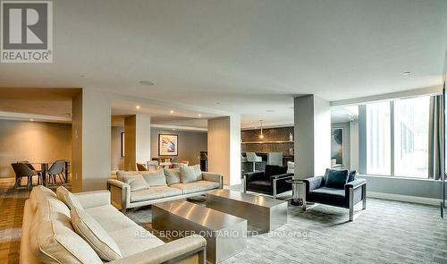 215 - 525 Adelaide Street W, Toronto, ON - Indoor Photo Showing Living Room