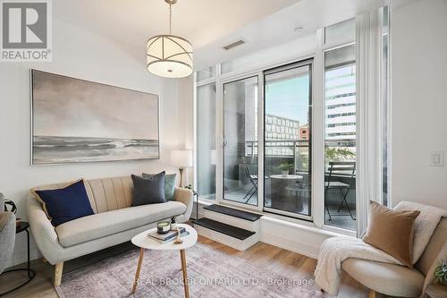 215 - 525 Adelaide Street W, Toronto, ON - Indoor Photo Showing Living Room