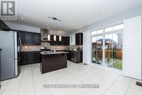 27 Tysonville Circle, Brampton, ON - Indoor Photo Showing Kitchen With Upgraded Kitchen