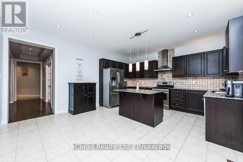 27 Tysonville Circle, Brampton, ON - Indoor Photo Showing Kitchen With Upgraded Kitchen